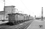 E 52 05 schiebt einen Personenzug mit 38 3474 an der Zugspitze aus dem Bahnhof Stuttgart-Bad Cannstatt. (25.05.1958) <i>Foto: Kurt Eckert</i>