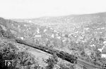 Diesen prächtigen Stadtblick auf Stuttgart gab es in den 1950er Jahren am Haltepunkt Heslach, in den gerade 38 1457 vom Bw Rottweil einfährt. (25.05.1958) <i>Foto: Kurt Eckert</i>