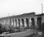 41 238 (Bw Limburg) mit D 84 (Oberhausen - Frankfurt) auf dem Friedberger Viadukt. Die Lok hatte nur ein 8 Monate dauerndes Gastspiel in Limburg und wurde dort bereits am 11.02.1965 z-gestellt. (29.10.1964) <i>Foto: Joachim Claus</i>