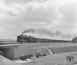 Die Baureihe 498.0 entstand nach dem Zweiten Weltkrieg in den Jahren 1946-47, als ein großer Bedarf an Lokomotiven zur Verbindung der großen Städte bestand, zumal die letzte Schnellzugkonstruktion der CSD aus dem Jahr 1938 (Baureihe 486.0) stammte. Insgesamt wurden 40 Lokomotiven in Dienst gestellt. Mit einer Leistung von 2.200 PS beförderten sie Schnellzüge mit 600 t Last mit Spitzengeschwindigkeiten bis zu 120 km/h. Durch ihren Einsatz war es möglich, die Fahrzeiten der schweren Expreßzüge erheblich zu verkürzen; auf der Strecke Prag–Prerov um 20 Minuten, auf der Strecke Prag–Bratislava um 40 Minuten. Hier ist eine 498.0 mit einem Schnellzug nach Cheb (Eger) bei Vochov unterwegs, während die Mitglieder einer landwirtschaftlichen Genossenschaft sich mit einem bescheideneren Gefährt begnügen mussten. (08.06.1964) <i>Foto: Joachim Claus</i>