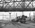 CSD 556.0199 fährt mit einem Güterzug durch den Bahnhof Pilsen. Mit diesen Loks endete 1980 auch der Dampfbetrieb bei der CSD. (06.06.1964) <i>Foto: Joachim Claus</i>