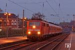 111 028 mit einem der letzten lokbespannten Züge auf der Regionalbahnlinie 35 aus Wesel im Bahnhof Oberhausen-Sterkrade. (10.12.2016) <i>Foto: Marcus Henschel</i>