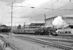 Die wendezugfähige 38 3851 (Bw Wiesbaden) verlässt mit P 1089 nach Niederlahnstein den Wiesbadener Hauptbahnhof. (16.08.1961) <i>Foto: Helmut Röth *</i>