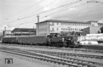 74 910 rangiert einen Post- und Expressgutwagen in Wiesbaden Hbf. (16.08.1961) <i>Foto: Helmut Röth *</i>