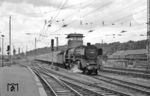 01 099 (Bw Koblenz-Mosel) fährt mit D 714 aus Dortmund in Wiesbaden Hbf ein. (16.08.1961) <i>Foto: Helmut Röth *</i>