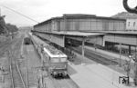 Ausfahrt von E 41 085 (Bw Frankfurt/M-1) vor P 2818 in dem heute stark veränderten Mainzer Hauptbahnhof. (16.08.1961) <i>Foto: Helmut Röth *</i>