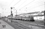 E 10 131 (Bw Köln-Deutzerfeld) fährt mit D 266 (Hagen – Basel SBB) in Koblenz Hbf ein. Seit 1959 war die linke Rheinstrecke durchgehend elektrisch befahrbar. (16.08.1961) <i>Foto: Helmut Röth *</i>