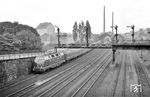 V 200 023 (Bw Hamm P) fährt mit D 266 (Hagen – Basel SBB) durch Wuppertal-Barmen. Das schöne Ensemble von Signalbrücke und Bahnhofshalle mussten kurze Zeit später der anstehenden Elektrifizierung weichen. (24.08.1961) <i>Foto: Helmut Röth *</i>