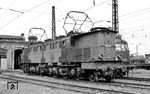 E 95 02 (AEG, Baujahr 1927) kam am 15. April 1928 fabrikneu zum Bw Lauban in Schlesien. Sie war damals mit rund 140 t die schwerste und mit 21 m längste E-Lok der DRG. 1946 wurde sie in die Sowjetunion abgefahren und kehrte im desolaten Zustand am 21.11.1952 in die DDR zurück. Trotz ihrers Alters und Zustandes wurde sie als aufarbeitungswürdig eingestuft und war dann noch bis 1969 im Betrieb. Anschließend wurde sie als Ersatz für die zukünftige Museumslokomotive E 77 10 als Weichenheizanlage auf dem Hauptbahnhof Halle eingesetzt. Ende der 1970er Jahre wurde sie dann in den Traditionsbestand des VM Dresden aufgenommen. Heute wird die Lok im DB Museum Halle (Saale) museal betreut.  (05.1968) <i>Foto: Manfred Elster</i>