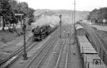 44 1666 (Bw Hagen-Vorhalle) mit einem Güterzug im Bahnhof Weidenau. (26.08.1961) <i>Foto: Helmut Röth *</i>