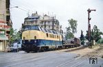 OSE 411 (ex 221 105) mit einem Güterzug kurz hinter dem Athener Hauptbahnhof. (29.05.1990) <i>Foto: Manfred Kantel</i>