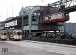 Wagen 10 der Wuppertaler Schwebebahn (Baujahr 1900) trifft auf zwei Triebwagen der Linie 8 (Barmen - Alter Markt - Schwelm) an der alten Haltestelle "Alter Markt" in Wuppertal-Barmen. (1963) <i>Foto: Robin Fell</i>