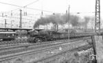 22 041 (Bw Erfurt P) fährt mit einem Interzonenzug aus Bebra. Die Lok wurde aus 39 038 rekonstruiert, die selbst einen kuriosen Lebenslauf hinter sich hatte. 1945 kam sie zur PKP und wurde dort als Pt 1-1 eingereiht. Erst am 09.12.1955 wurde sie an die Deutsche Reichsbahn wieder zurückgegeben. (15.06.1965) <i>Foto: Joachim Claus</i>