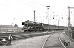 01 059 vom Bw Ludwigshafen trifft mit E 520 aus Würzburg in Kaiserslautern Hbf ein. (28.08.1961) <i>Foto: Helmut Röth *</i>