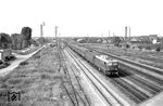 Die zum Zeitpunkt der Aufnahme ein halbes Jahr alte E 10 220 vom Bw Heidelberg (Abnahme 24.02.1961) mit einem Schnellzug in Graben-Neudorf. (02.09.1961) <i>Foto: Helmut Röth *</i>