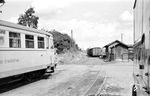 Triebwagen T 4 der Eckernförder Kreisbahnen im Bahnhof Loose. Im Sommer 1958 endete hier der Betrieb. Die Strecke nach Kappeln (Blickrichtung) war bereits stillgelegt. (16.08.1958) <i>Foto: Gerd Wolff</i>