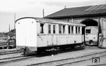 Personenwagen der Eckernförder Kreisbahnen vor dem Schuppen in Eckernförde. 1911 wurde auf der Bahn die Scharfenberg-Kupplung eingeführt.  (16.08.1958) <i>Foto: Gerd Wolff</i>