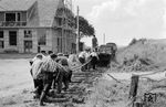 Auf dem Streckenteil zwischen Loose und Kappeln hatten unmittelbar nach Stillegung die Abbrucharbeiten begonnen, so wie hier am ehemaligen Bahnhof Söby. (16.08.1958) <i>Foto: Gerd Wolff</i>