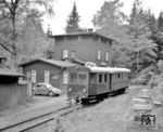 Triebwagen T 02 unterwegs als Sonderzug auf der Südharz-Eisenbahn in Stöberhai. Die Südharz-Eisenbahn-Gesellschaft (SHE) war nach der Gernrode-Harzgeroder Eisenbahn-Gesellschaft (GHE) und der Nordhausen-Wernigeroder Eisenbahn-Gesellschaft (NWE) das dritte Eisenbahnunternehmen mit Meterspurnetz im Harz. Sie war Betreiber der Schmalspurbahn Walkenried–Braunlage/Tanne. Nach 1945 durchtrennte die Grenze zwischen Britischer und Sowjetischer Besatzungszone die Zweigstrecke nach Tanne und ließ vor allem das Frachtaufkommen erheblich sinken, da die Tanner Hütte als Güterkunde ausfiel. Mit Beginn der 1950er Jahre verschlechterte sich die wirtschaftliche Lage der Gesellschaft weiter, insbesondere veränderten sich die Verkehrsströme zu Ungunsten der Bahn, da der nächstgrößere Eisenbahnknotenpunkt Nordhausen jenseits der Grenze lag. Der stetig ausgeweitete Omnibusbetrieb im Westharz ließ die Fahrgastzahlen sinken und langsam zog auch der motorisierte Individualverkehr an. Der verbliebene Güterverkehr bot kein Ausbaupotential. Ab 1960 wurde nur noch ein eingeschränkter Bahnbetrieb durchgeführt. Offiziell endete der Gesamtbetrieb auf der Schiene mit Ablauf des Monats Juli 1963, nachdem bereits am 30. September des Vorjahres der Personenverkehr eingestellt wurde. (06.1960) <i>Foto: Detlev Luckmann</i>