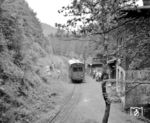 Triebwagen T 02, ein Eigenbau der Südharz-Eisenbahn-Gesellschaft (SHE) aus dem Jahr 1931, als Sonderzug im Bahnhof Stöberhai. Zum Zeitpunkt der Aufnahme stand die Bahn schon kurz vor der Einstellung, nur noch ein eingeschränkter Bahnbetrieb wurde durchgeführt. Auch das Schicksal des T 02 ist mit dem Ende der Bahn verbunden. Das Fahrzeug stieß während des Streckenabbaus auf freier Strecke mit einem entgegenkommenden und vom T 14 geführten Abbauzug zusammen und wurde dabei total zerstört. Es gab drei Verletzte. Der T 02 wurde verschrottet. (06.1960) <i>Foto: Detlev Luckmann</i>