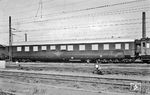 Meßwagen 2 "5041 Han" (Dienst 6üe-39a/52) des "Versuchsamts für Lokomotiven in Minden/Westf". Hinter ihm verbirgt sich der ehemalige Nachrichtenwagen "10255 Bln", der 1940 in Dienst gestellt wurde. Dieser besaß einen Funkbetriebsraum, Fernsprechvermittlungsraum, ein Abteil für den Nachrichtenführer, ein Fernschreibraum und ein Dechiffrierraum und war in den Sonderzügen der Nazigröße Heinrich Himmler eingesetzt. (1953) <i>Foto: Dr. Scheingraber</i>