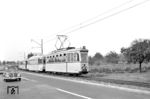 OEG Tw 66 schleppt Tw 72 mit den Beiwagen 175 und 168 bei Leutershausen ab. Daneben verläuft die Bundesstraße 3 von Weinheim nach Heidelberg. (24.09.1961) <i>Foto: Helmut Röth *</i>