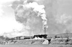 Der Westwind und der langsamfahrende Zug bescherte eine gigantische Dampfwolke über 44 0324, die sich in Saalfeld die Steigung nach Unterwellenborn hinaufkämpft. (07.04.1977) <i>Foto: Joachim Bügel</i>