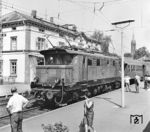 E 44 1176 (Bw Freiburg) mit elektrischen Widerstandsbremse vor einem Personenzug im Bahnhof Schopfheim. (30.06.1965) <i>Foto: Joachim Claus</i>