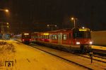 Der erste Arbeitstag im neuen Jahr überrachte im Bergischen Land mit Schnee. Im leichten Schneetreiben haben sich morgens um 6.30 Uhr die beiden Verstärkungszüge S 31866 (420 982 - rechts) und S 31868 (420 924) nach Langenfeld/Rhld. im Bahnhof Wuppertal-Vohwinkel eingefunden. (02.01.2017) <i>Foto: Joachim Bügel</i>