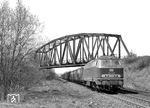 216 104 passiert das Brückenbauwerk des ehemaligen Gütergleises vom Abzweig Weiterode nach Bebra Rbf. (20.04.1973) <i>Foto: Dieter Kempf</i>