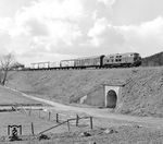 216 094 (Bw Kassel) mit einem Güterzug bei Ronshausen auf dem Weg nach Gerstungen. (20.04.1973) <i>Foto: Dieter Kempf</i>