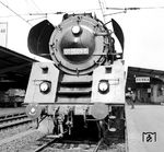 Das Gesicht der wohl formschönsten DR-Rekolok: Die Erfurter 01 0501 im Bahnhof Bebra, verziert mit einem freundlichen Smiley. (26.04.1973) <i>Foto: Dieter Kempf</i>