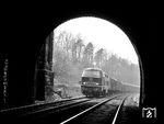 Blick aus dem Hönebacher Tunnel auf die aus Bebra einfahrende 216 210. Aufgrund seines engen Lichtraumprofils konnte er nur mit einer Höchstgeschwindigkeit von 90 km/h befahren werden. (26.04.1973) <i>Foto: Dieter Kempf</i>