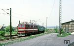 251 007 vor P 16484 auf der Rübelandbahn mit dem für Deutschland ungewöhnlichen Stromsystem 25 kV/50 Hz am Haltepunkt Blankenburg-Westend. (19.05.1985) <i>Foto: Wolfgang Bügel</i>