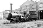 Die 1863 bei der Maschinenbau-Gesellschaft Karlsruhe gebaute Lokomotive "PHOENIX" der Baureihe IIa (alt) war ursprünglich als Schnellzuglok konzipiert und fristete bis 1901 als Rangierlok ihr Dasein auf dem Bahnhof Mannheim. Nach ihrer Ausmusterung wurde sie in der Hauptwerkstätte Karlsruhe restauriert, um in das Badische Eisenbahn-Museum aufgenommen zu werden. Während des Zweiten Weltkrieges stark beschädigt, wurde sie bis 1960 im Ausbesserungswerk München-Freimann (Foto) wieder aufgearbeitet. Heute ist sie als einzige in Deutschland im Original erhaltene Crampton-Lokomotive im Verkehrsmuseum Nürnberg ausgestellt. (24.06.1960) <i>Foto: Dr. Scheingraber</i>