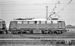 E 40 002 war am 31.07.1957 fabrikneu zum Bw Offenburg gekommen und leistet hier ihrer Schwesterlok E 40 139 Vorspanndienste in Heidelberg. (23.09.1961) <i>Foto: Helmut Röth *</i>