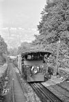 (Vorübergehende) Abschiedsfahrt der Heidelberger Bergbahn mit Blick auf die Heiliggeistkirche und den Neckar an der Haltestelle Molkenkur. (24.09.1961) <i>Foto: Helmut Röth *</i>