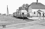 Der Bahnhof Rühen wurde nach 1945 der Endbahnhof der Strecke von Wittingen nach Oebisfelde. Triebwagen DT 0517 hat seine Fahrgäste an den Anschlussbus nach Wolfsburg übergeben. (11.08.1958) <i>Foto: Gerd Wolff</i>