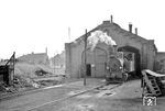 Dampflok 32 "HOYA" der Hoya-Syke-Asendorfer Eisenbahn (HSA) vor dem Schuppen im gleichnamigen Bw. (09.08.1958) <i>Foto: Gerd Wolff</i>