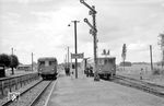 OHE-Triebwagen DT 0512 erhält im Bahnhof Beckedorf Ausfahrt nach Celle, links steht OHE DT 0513 nach Soltau. (12.08.1958) <i>Foto: Gerd Wolff</i>