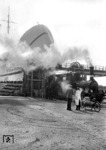 Eine dänische Rangierlok an der Eisenbahnfähre "Theodor Heuss" im Fährhafen Gedser. Mit Inbetriebnahme der Vogelfluglinie am 14. Mai 1963 wurde die Fährverbindung Großenbrode–Gedser eingestellt. (1961) <i>Foto: Walter Hollnagel</i>