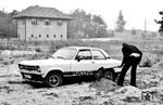 Der anhaltende Regen forderte dann auch seinen Tribut in den sandigen Wegen von Brandenburg. So blieb der Opel am Stellwerk von Britz (bei Eberswalde) dann stecken. Der Stellwerker konnte eine gewisse Schadenfreude nicht verbergen, lieh uns dann aber freundlicherweise eine Schaufel zum Ausgraben und Joachim Schmidt machte sich tatkräftig ans Werk. (11.09.1978) <i>Foto: Joachim Bügel</i>