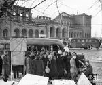Kassel war wegen seiner Rüstungsindustrie seit 1940 bevorzugtes Ziel der Royal Air Force. In der Nacht vom 22. auf den 23. Oktober 1943 starben bei einem britischen Luftangriff mit 500 Bombern allein zwischen 7000 und 10.000 der 226.000 Einwohner, das waren prozentual mehr Opfer, als Hamburg zuvor bei den vier Angriffen der „Operation Gomorrha“ hatte hinnehmen müssen. Walter Hollnagel besuchte Kassel ein Jahr später und machte einzigartige Aufnahmen am Hauptbahnhof. (12.1944) <i>Foto: Walter Hollnagel</i>