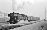 65 004 (Bw Darmstadt) mit einem Personenzug in Reinheim/Odenwald. (14.02.1959) <i>Foto: Kurt Eckert</i>