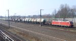 185 201 vor einem Güterzug mit umgespurten russischen Kesselwagen an der Zugspitze bei Hamburg-Wilhelmsburg. (16.04.2013) <i>Foto: Benno Wiesmüller</i>