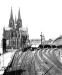 Blick aus dem Brückenstellwerk der Hohenzollernbrücke auf den Kölner Hauptbahnhof mit einer ausfahrenden 78er, links wartet eine 38.10 (pr. P 8). (1936) <i>Foto: RVM</i>