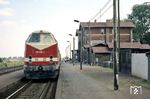 219 060 (Bw Stendal) im Bahnhof Schönhausen an der Elbe. (07.1994) <i>Foto: Benno Wiesmüller</i>