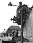 An der Düsseldorfer Straße in Duisburg-Wanheimerort ereignete sich beim Rangieren dieser Unfall, der zum Glück nur Sachschaden verursachte. Die Rangierlok "Hd 2" (eine pr. G 8.1) des Rangierbahnhofs Hochfeld-Süd kam nicht rechtzeitig zum Stehen und wurde drei Meter über die seitliche Betonbrüstung des Bahndamms gedrückt. (23.03.1956) <i>Foto: Willi Marotz</i>