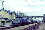 194 562 fährt mit Ng 63089 durch den Bahnhof Eggmühl. (22.09.1983) <i>Foto: Wolfgang Bügel</i>