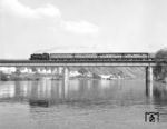 064 019 überquert mit N 3318 nach Aschaffenburg die Mainbrücke bei Wörth. (04.05.1973) <i>Foto: Dieter Kempf</i>